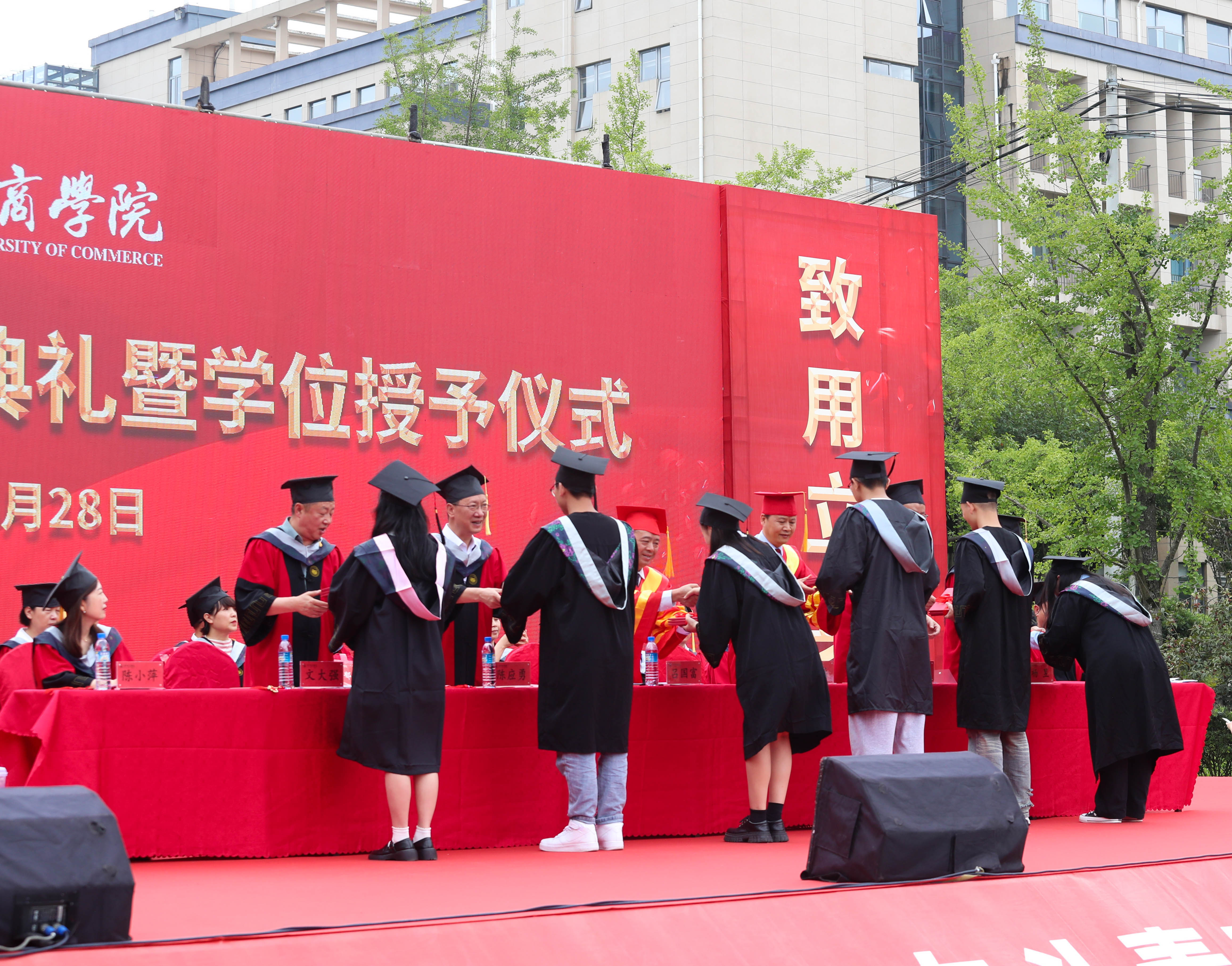 校领导颁发证书.jpg 校领导颁发证书.jpg