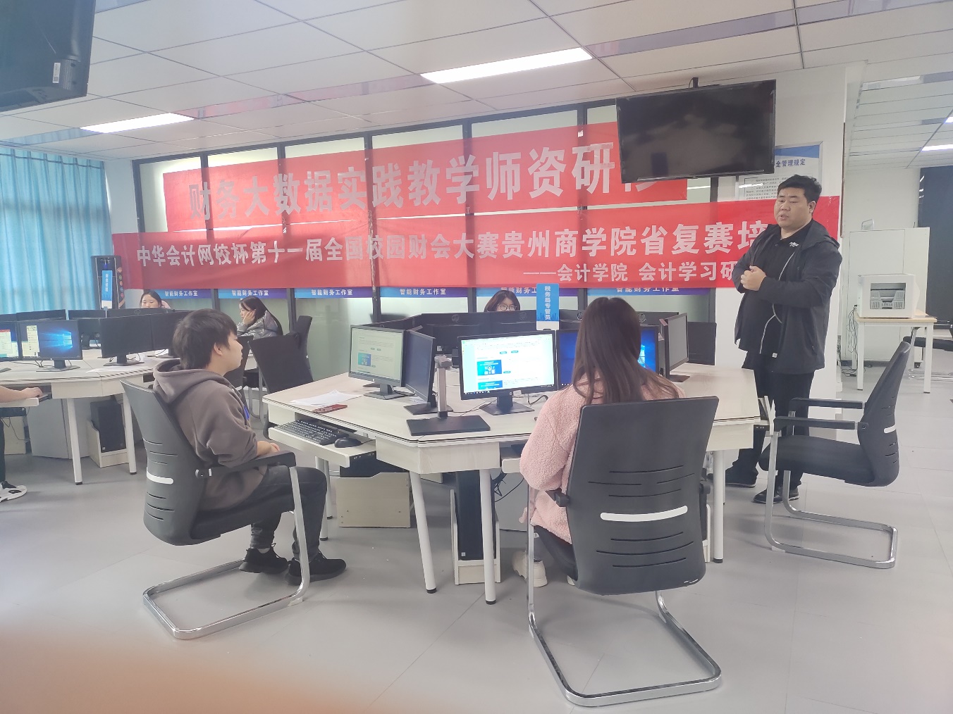 人们在看台上的人在商店里
中度可信度描述已自动生成