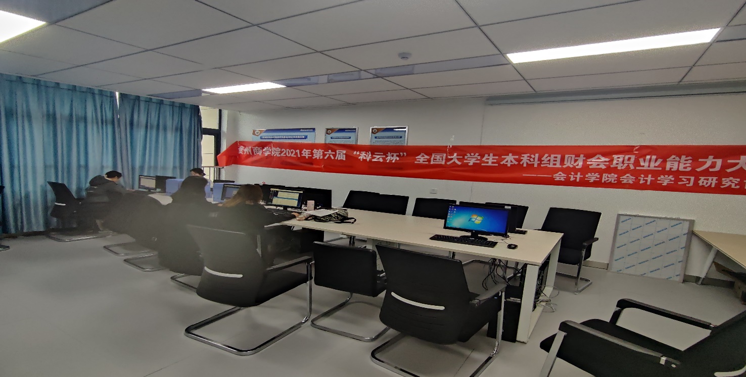 房间里有许多电脑
中度可信度描述已自动生成