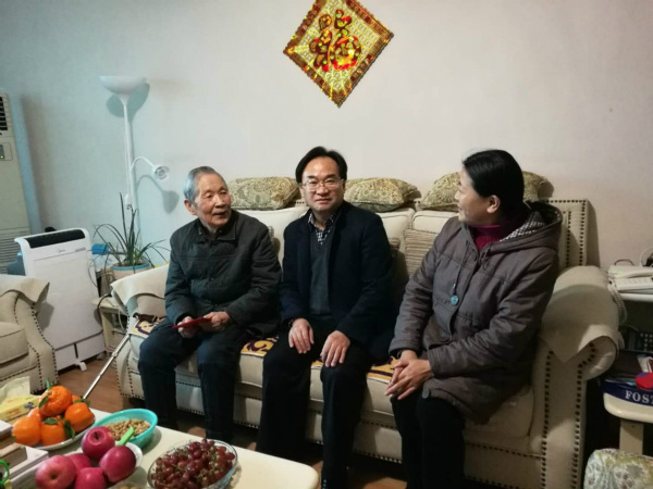 方书记、吕院长看望离休干部张建业1_meitu_4.jpg