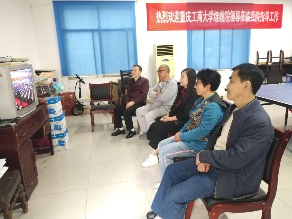 离退休处党支部收看十九届五中全会宣讲.jpg