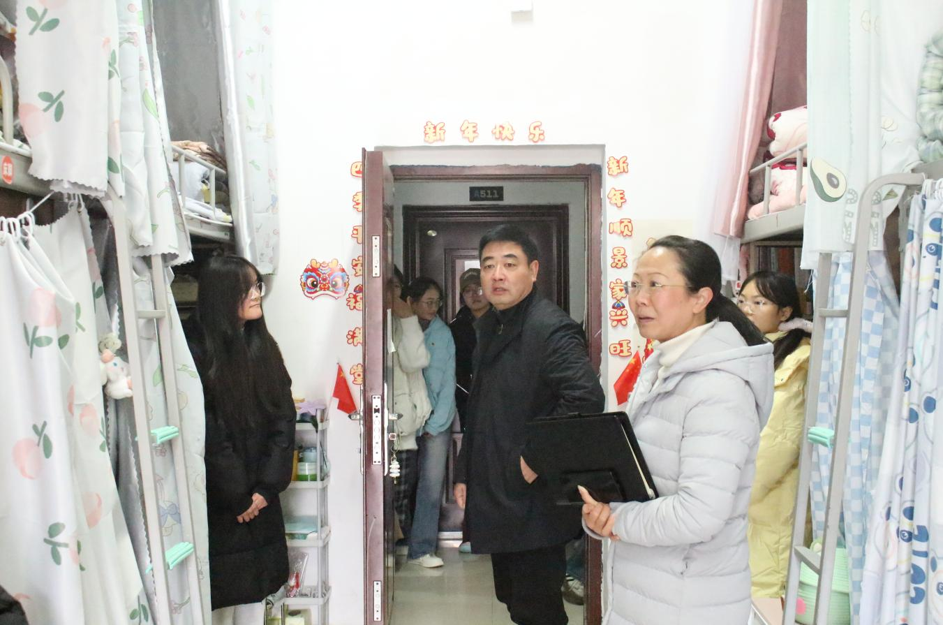 图片包含 室内, 人, 站, 男人
描述已自动生成 图片包含 室内, 人, 站, 男人
描述已自动生成