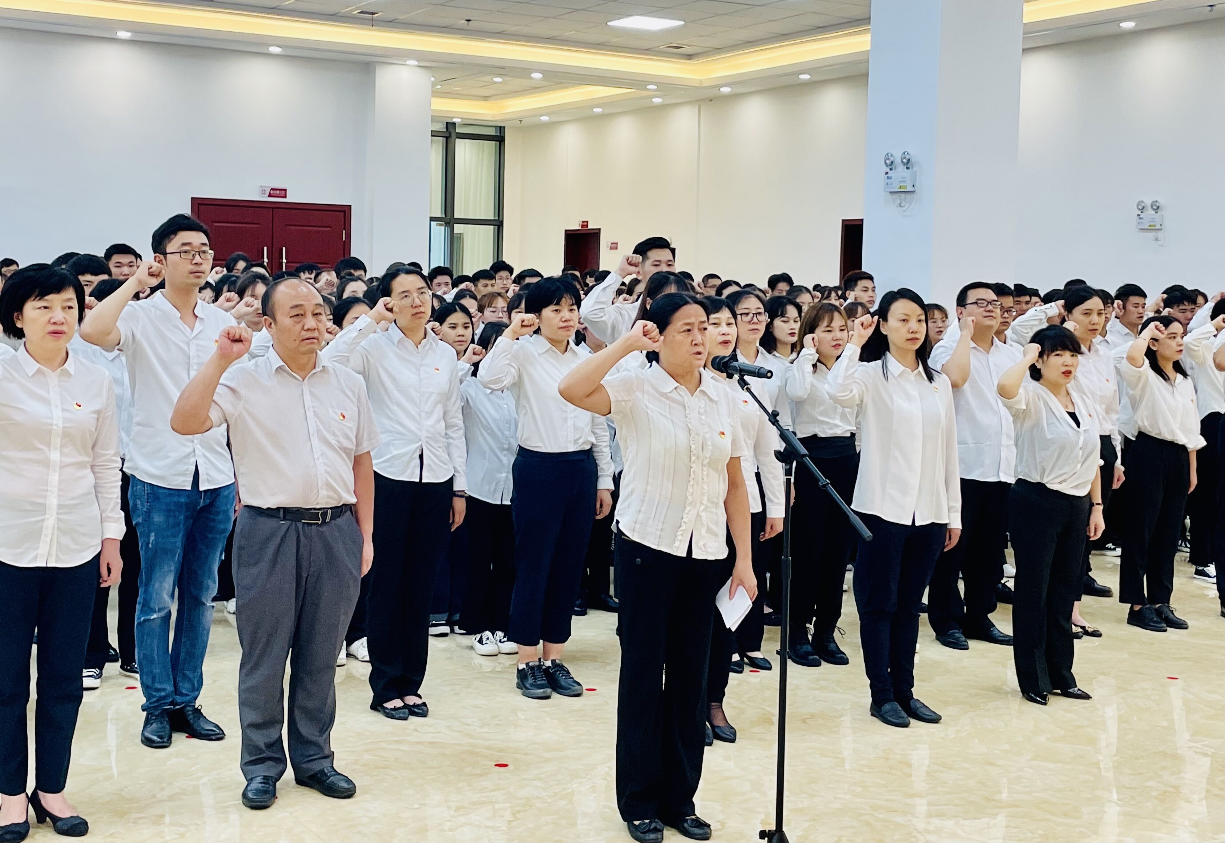 学院党委副书记吕泉同志带领新党员入党宣誓.jpg