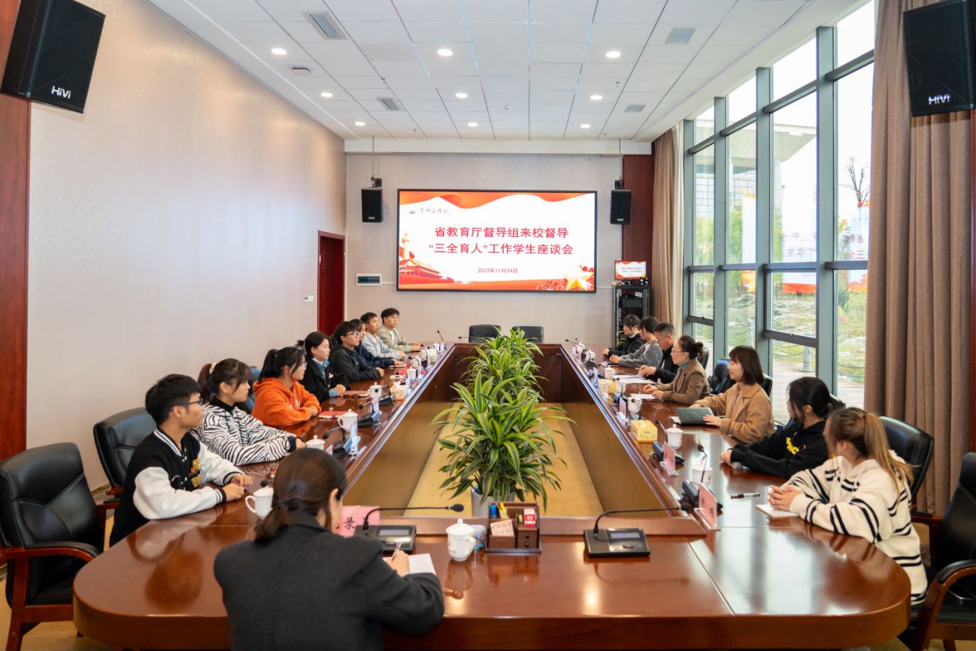 学生座谈会.jpg 学生座谈会.jpg
