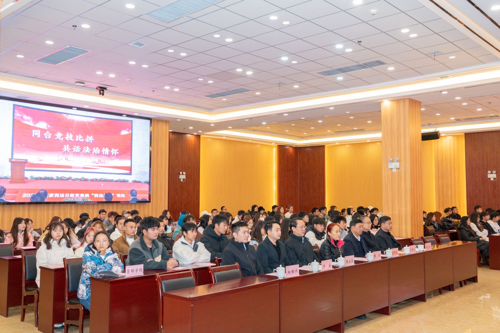 观看展演.jpg 观看展演.jpg