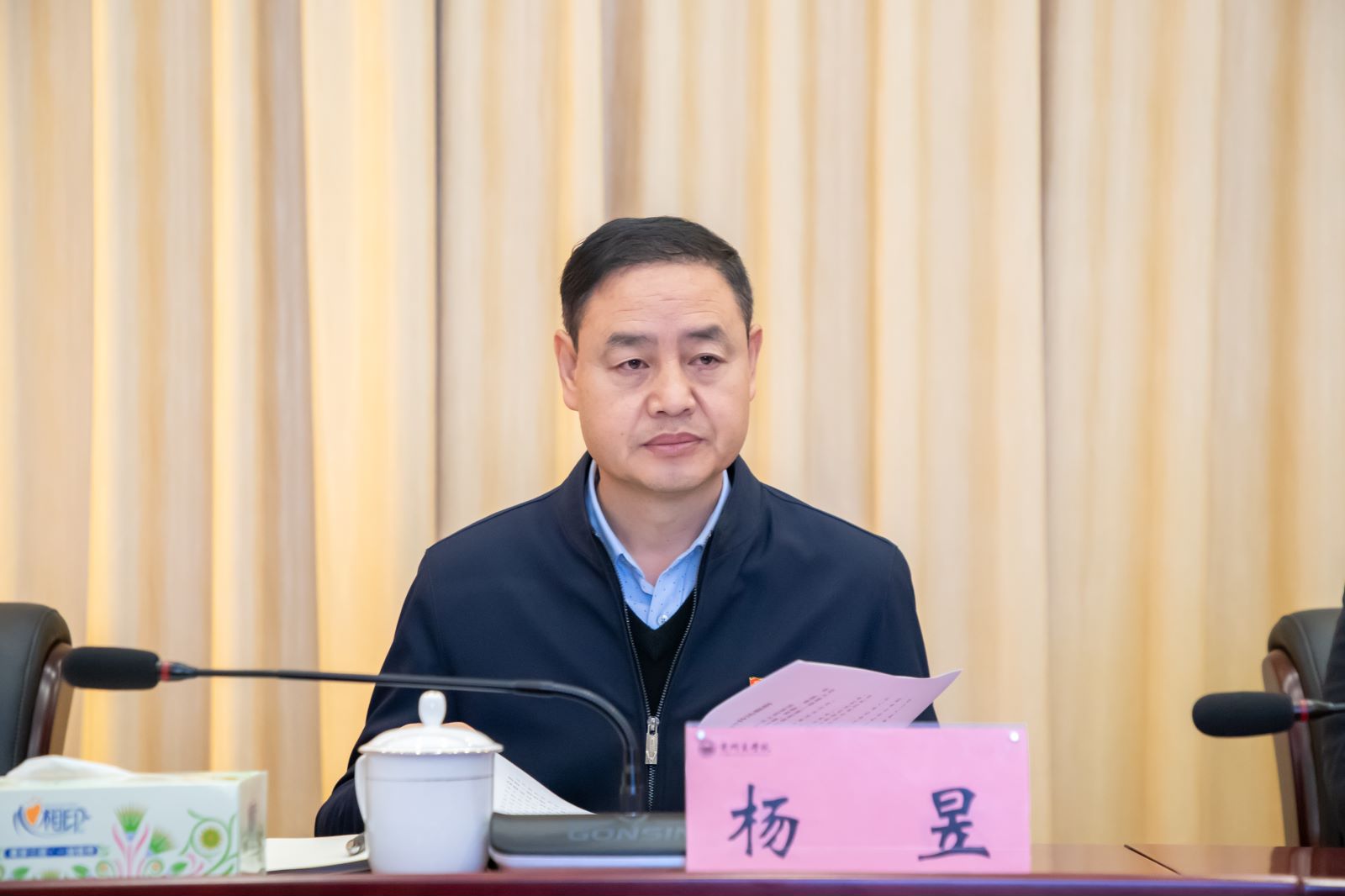杨昱.jpg 杨昱.jpg